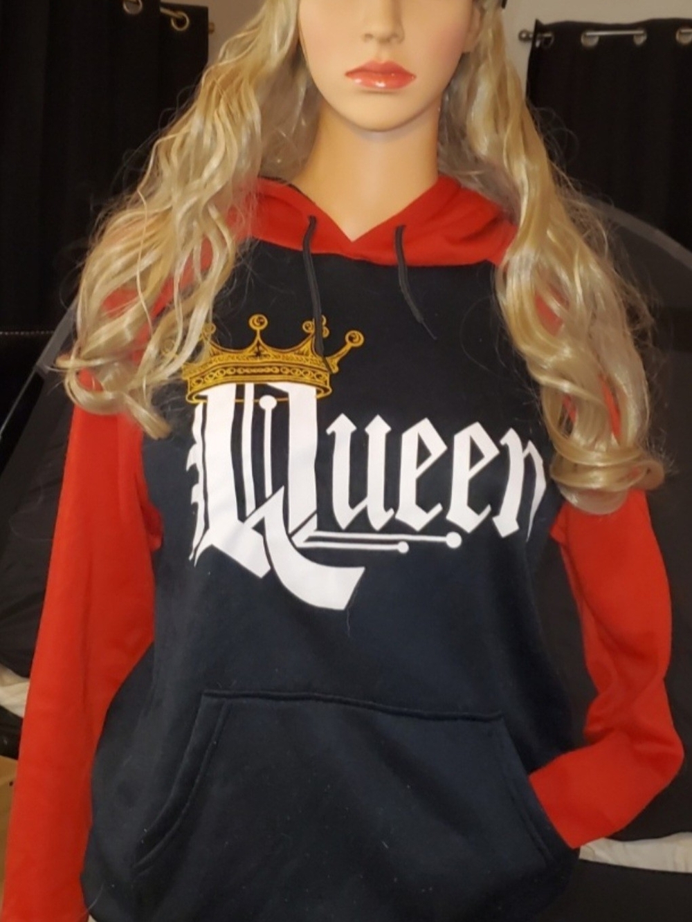 Queen Graphic Hooded Pullover Sweatshirt - Black & Red